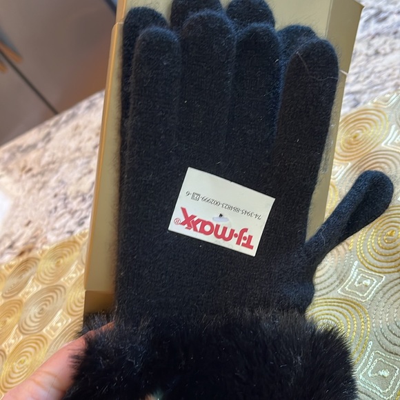 NEW Christian Siriano New York 2-Ply Cashmere Gloves with Faux-Fur Trim In Black - Picture 7 of 8